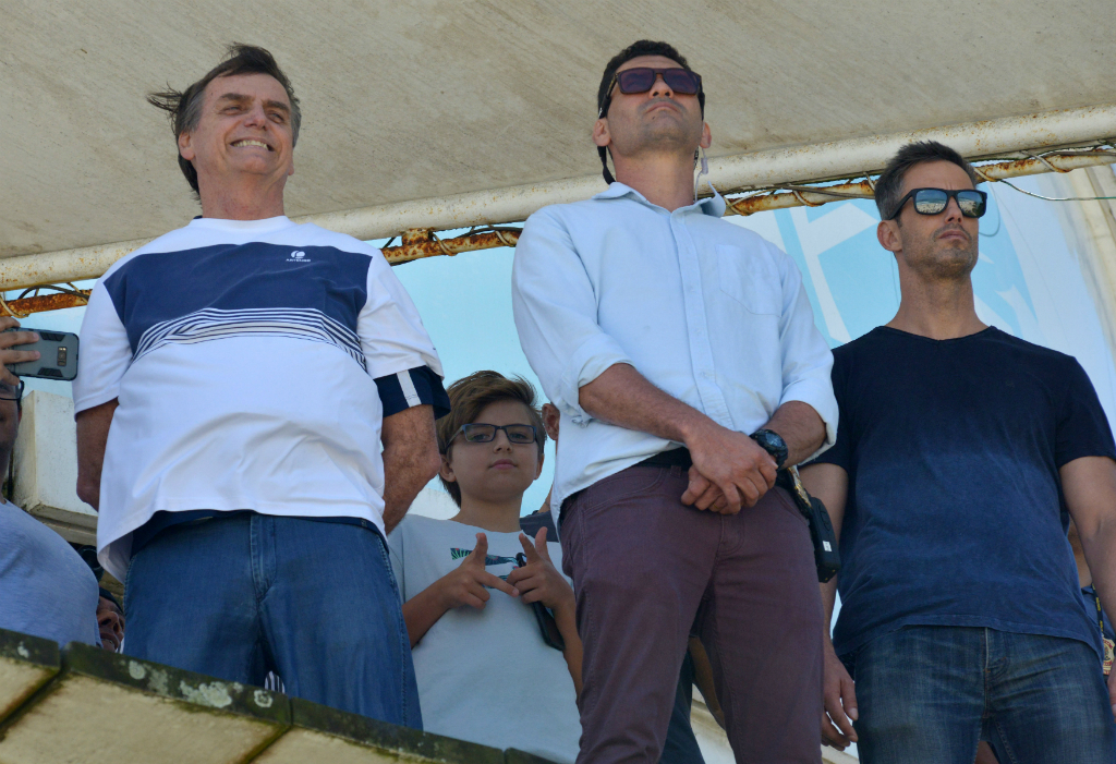 Bolsonaro, con un chaleco antibalas, observa un espectáculo en su honor en Río de Janeiro. Foto: Reuters