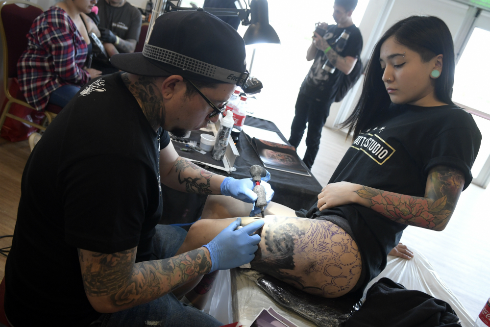 Hubo quienes pasaron hasta 9 horas por jornada para completar su tatuaje. Foto: Marcelo Bonjour
