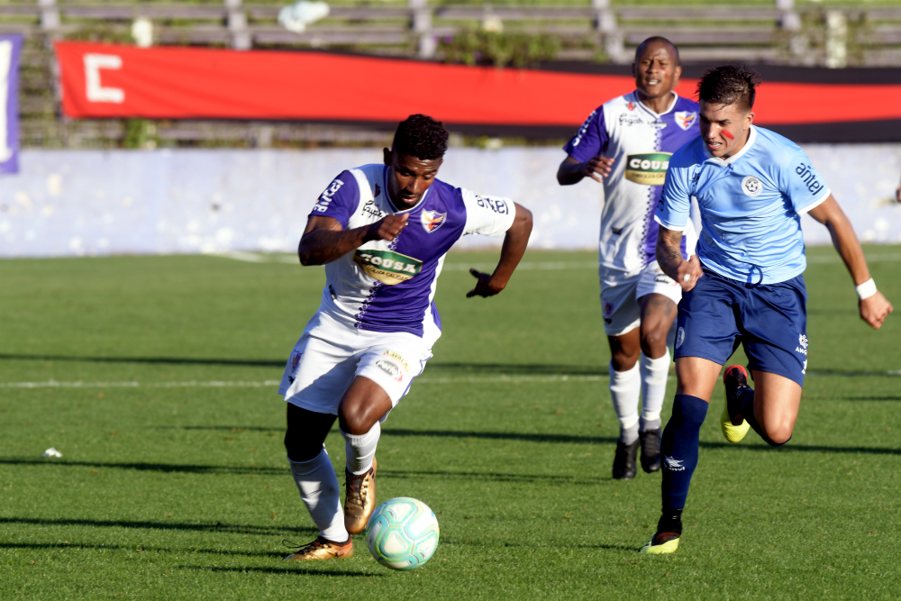 El fútbol uruguayo contra la violencia hacia la mujer. Fotos: Gerardo Pérez, Marcelo Bonjour, Francisco Flores. / El País.