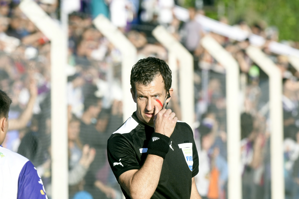 El fútbol uruguayo contra la violencia hacia la mujer. Fotos: Gerardo Pérez, Marcelo Bonjour, Francisco Flores. / El País.