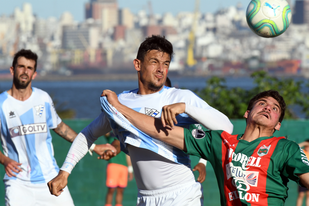 El fútbol uruguayo contra la violencia hacia la mujer. Fotos: Gerardo Pérez, Marcelo Bonjour, Francisco Flores. / El País.