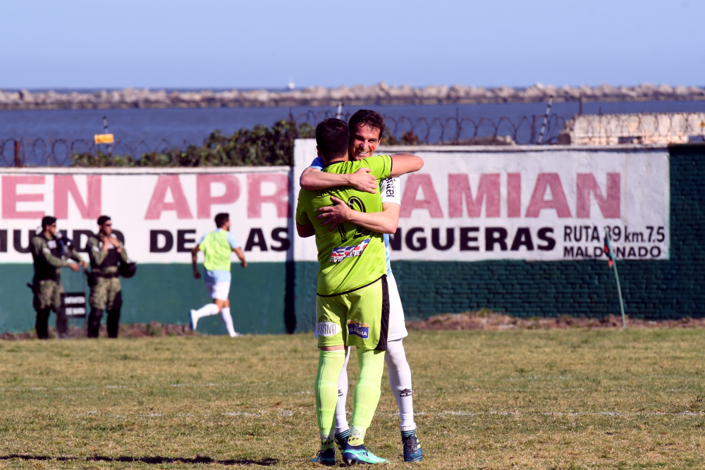 El fútbol uruguayo contra la violencia hacia la mujer. Fotos: Gerardo Pérez, Marcelo Bonjour, Francisco Flores. / El País.