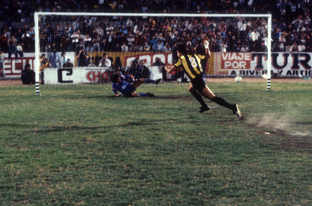 Peñarol en 1987. Matosas convierte el último para alcanzar el título.
