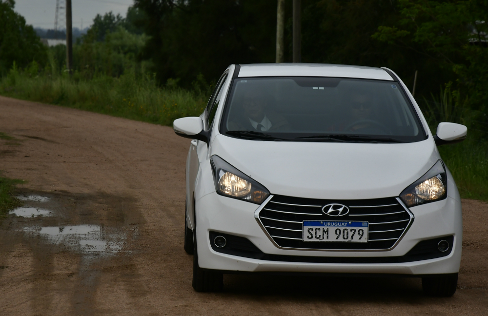 Javier Miranda se retira de la reunión. Foto: Fernando Ponzetto