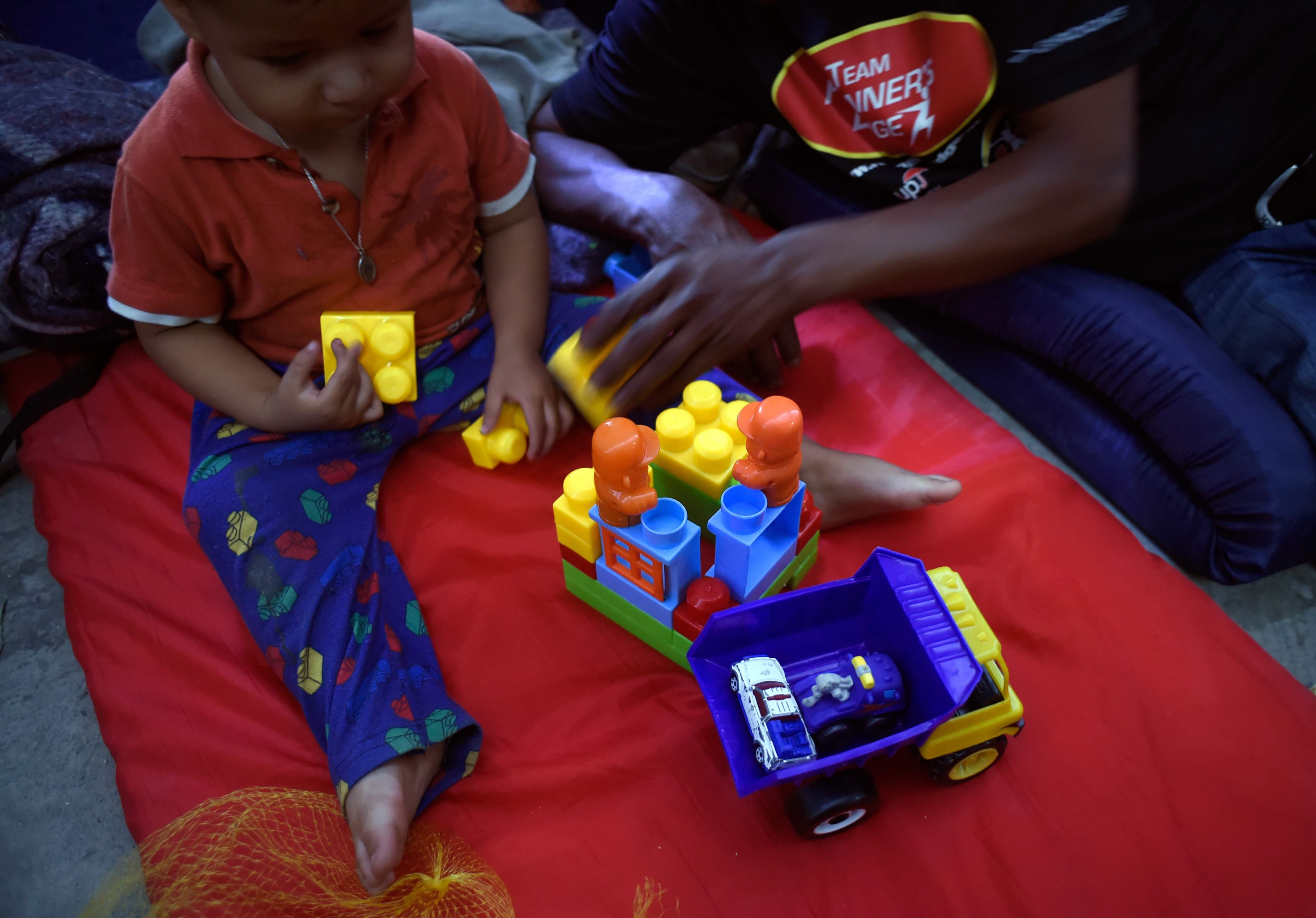 Niños migrantes sobreviven al éxodo centroamericano con juguetes. Foto: AFP