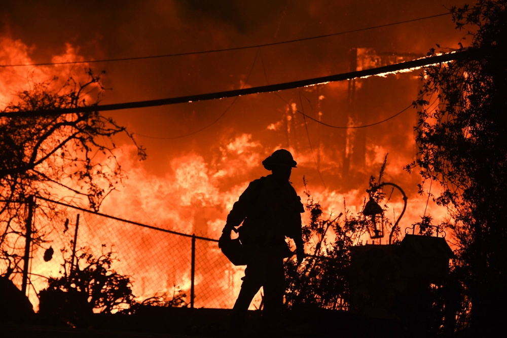 Más de 5.100 bomberos de todo el país buscan contener las llamas. Foto: AFP