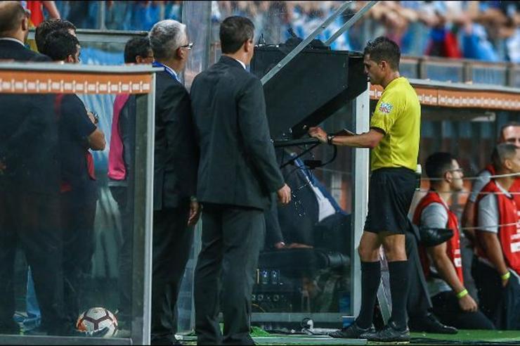 Cunha dirigió a River en al semifinal ante Gremio: La del penal por el VAR y el gol de Gonzalo Martínez. Foto: Reuters