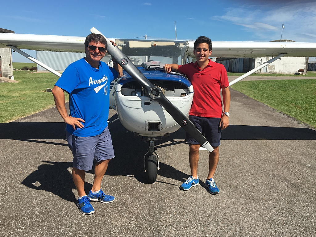 Alejandro Hounie. Comparte la pasión por volar con uno de sus hijos. (foto: Gentileza Alejandro Hounie)