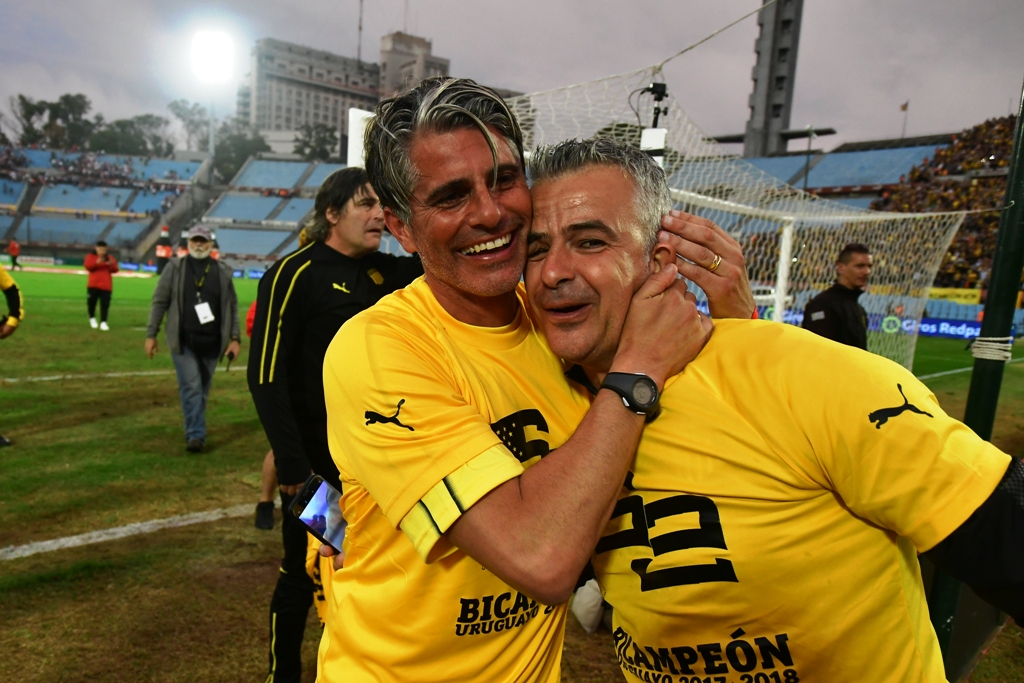 El festejo de Michele Fini con Diego López. Foto: Fernando Ponzetto