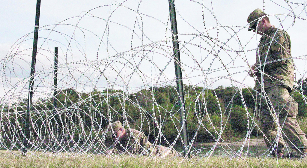 Por ahora los cercos de alambre cumplen la función que Trump quiere con el muro. Foto: AFP