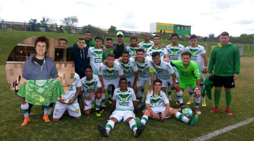 Andres Ciro Martínez se llevó una camiseta especial de Cerrito. Foto: @webcerristones