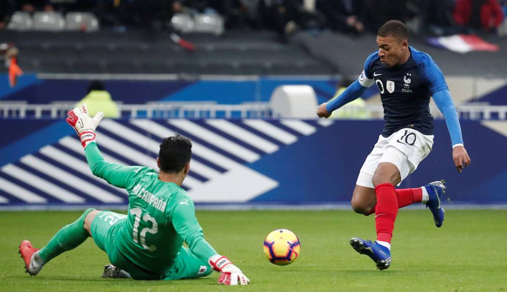 Así fue la lesión de Kylian Mbappé ante Uruguay. Fotos: AFP