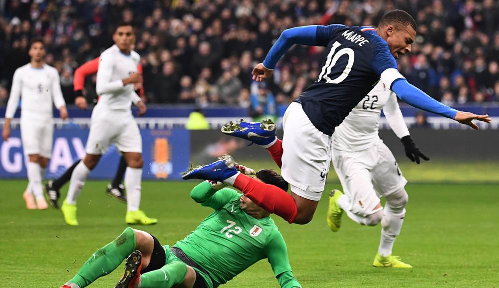 Así fue la lesión de Kylian Mbappé ante Uruguay. Fotos: AFP