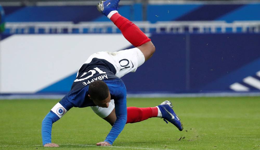 Así fue la lesión de Kylian Mbappé ante Uruguay. Fotos: AFP