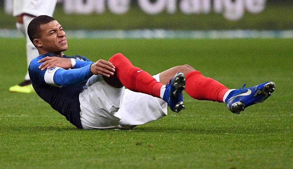 Así fue la lesión de Kylian Mbappé ante Uruguay. Fotos: AFP