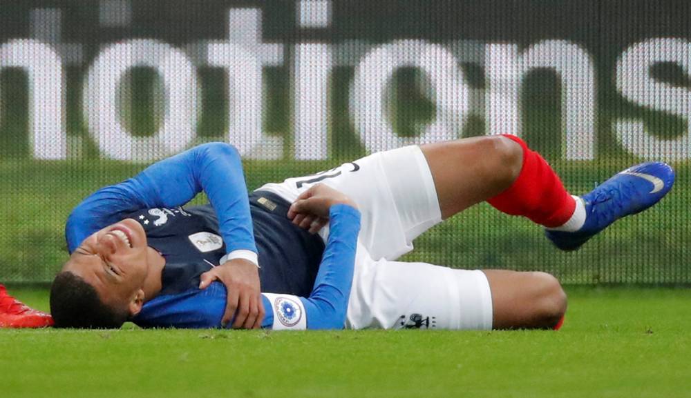 Así fue la lesión de Kylian Mbappé ante Uruguay. Fotos: AFP