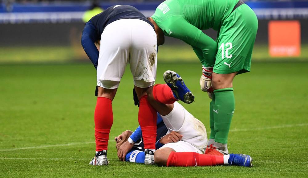 Así fue la lesión de Kylian Mbappé ante Uruguay. Fotos: AFP