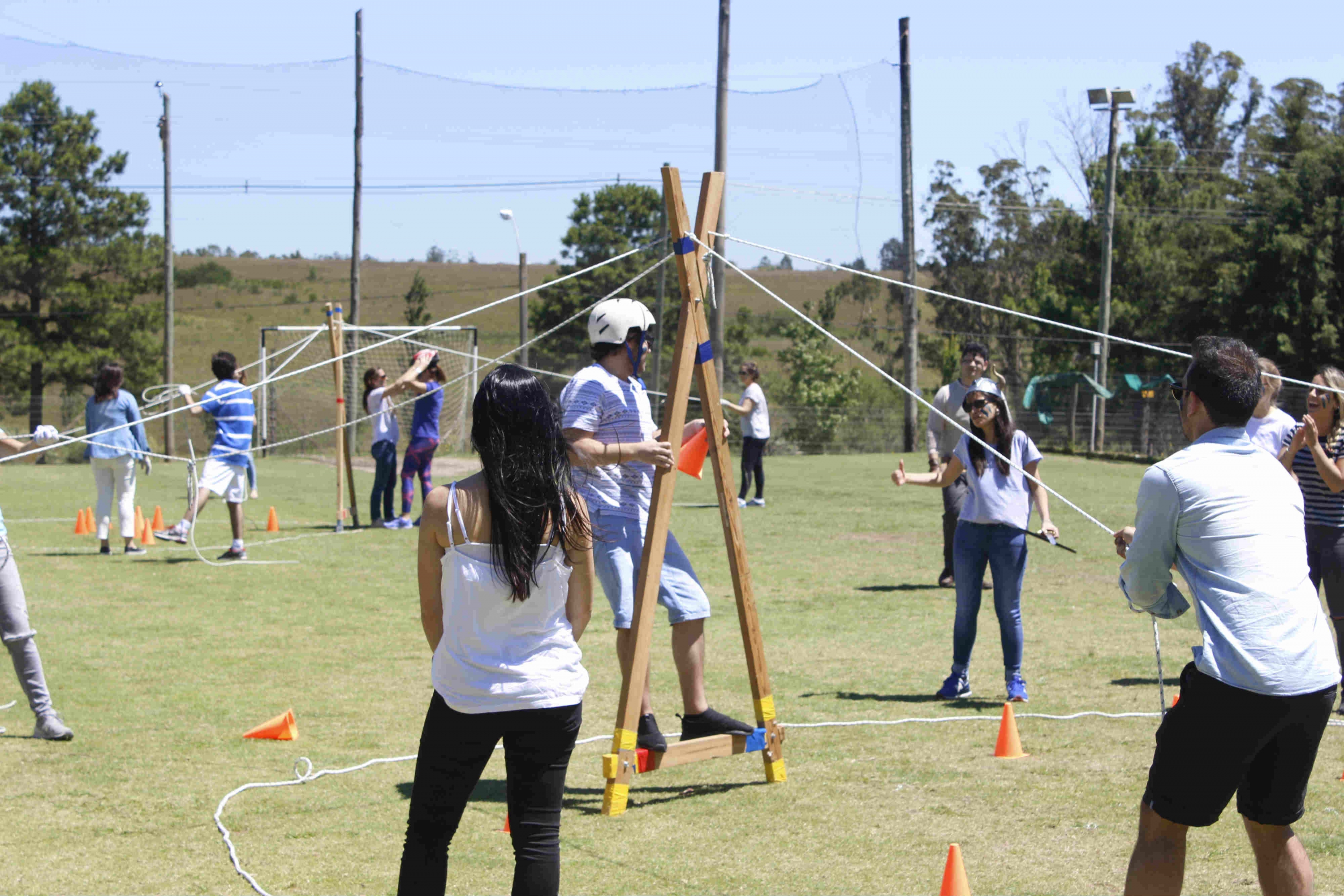 Outdoor training. Apunta a forjar la confianza del equipo.