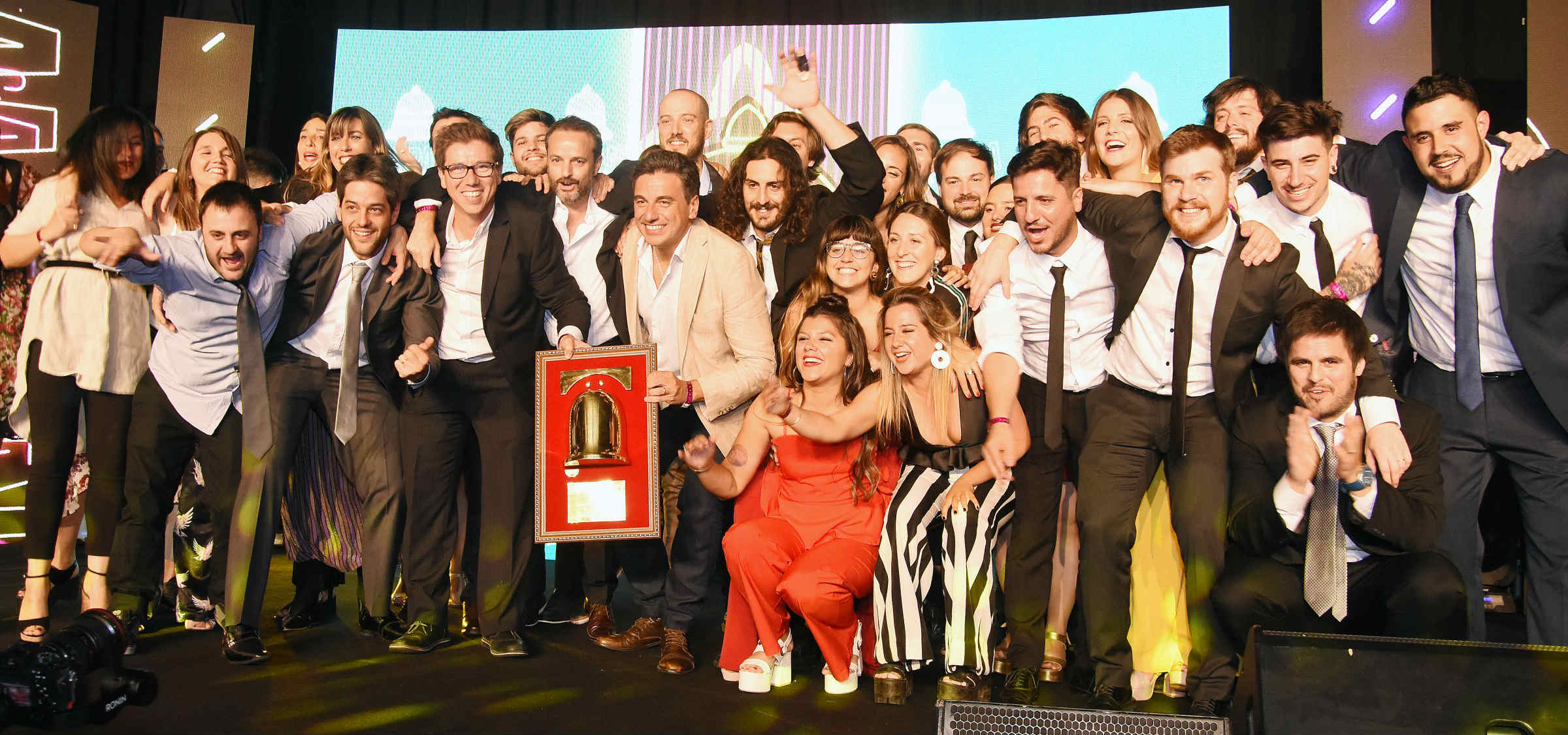 Festejo. Taglioretti y Barreiro posan con el premio como mejor agencia de 2018, junto al equipo de Publicis Ímpetu.