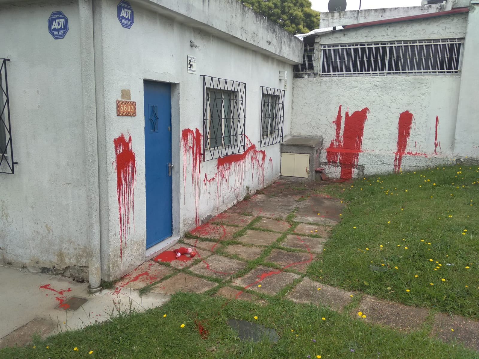 Pintadas en Iglesia Misión Vida y en una ONG. Foto: Álvaro Dastugue