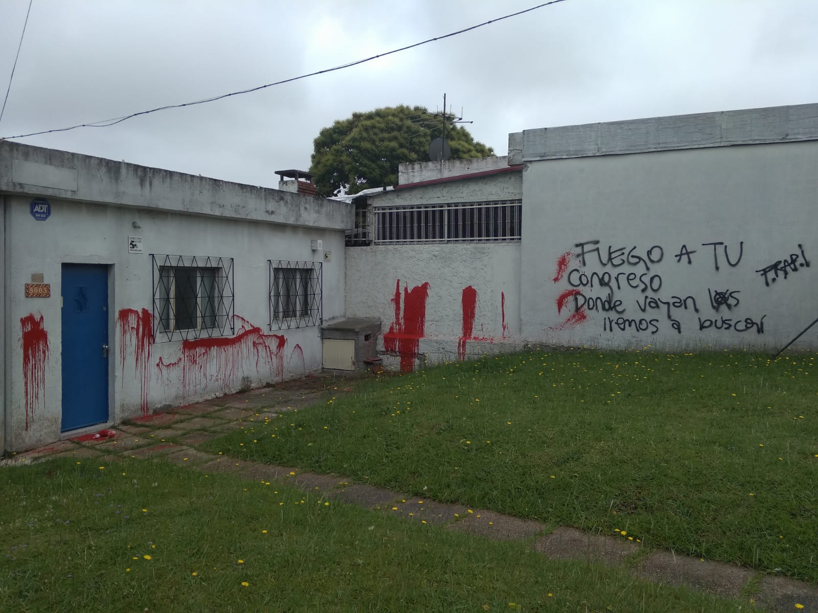 Pintadas en Iglesia Misión Vida y en una ONG. Foto: Álvaro Dastugue