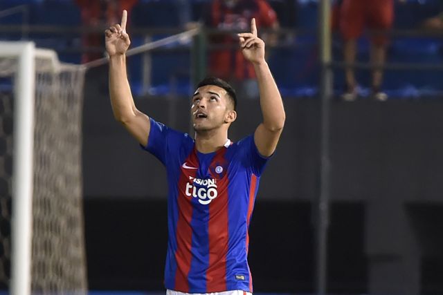 El festejo de Alfio Oviedo que puso el empate transitorio para Cerro Porteño. Foto: AFP