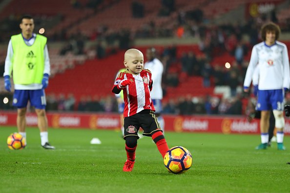Bradley Lowery, el hincha de Sunderland, en el tiro que le permitió el premio. Foto: @SunderlandAFC