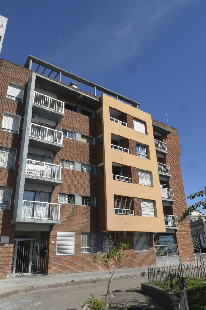 El edificio propiedad del BPS está ubicado en el barrio Aguada entre las calles Bacigalupi y Lima. Allí viven unos 30 beneficiarios que son pensionistas o jubilados y perciben un ingreso menor a 12 U.R (unos $13.000). Foto: Marcelo Bonjour.