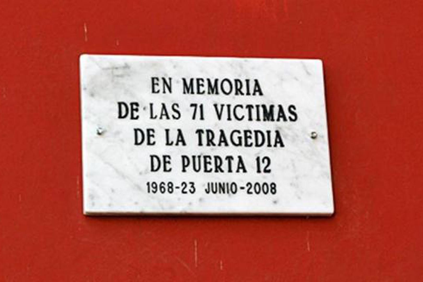 Placa recordatoria de la Puerta 12
