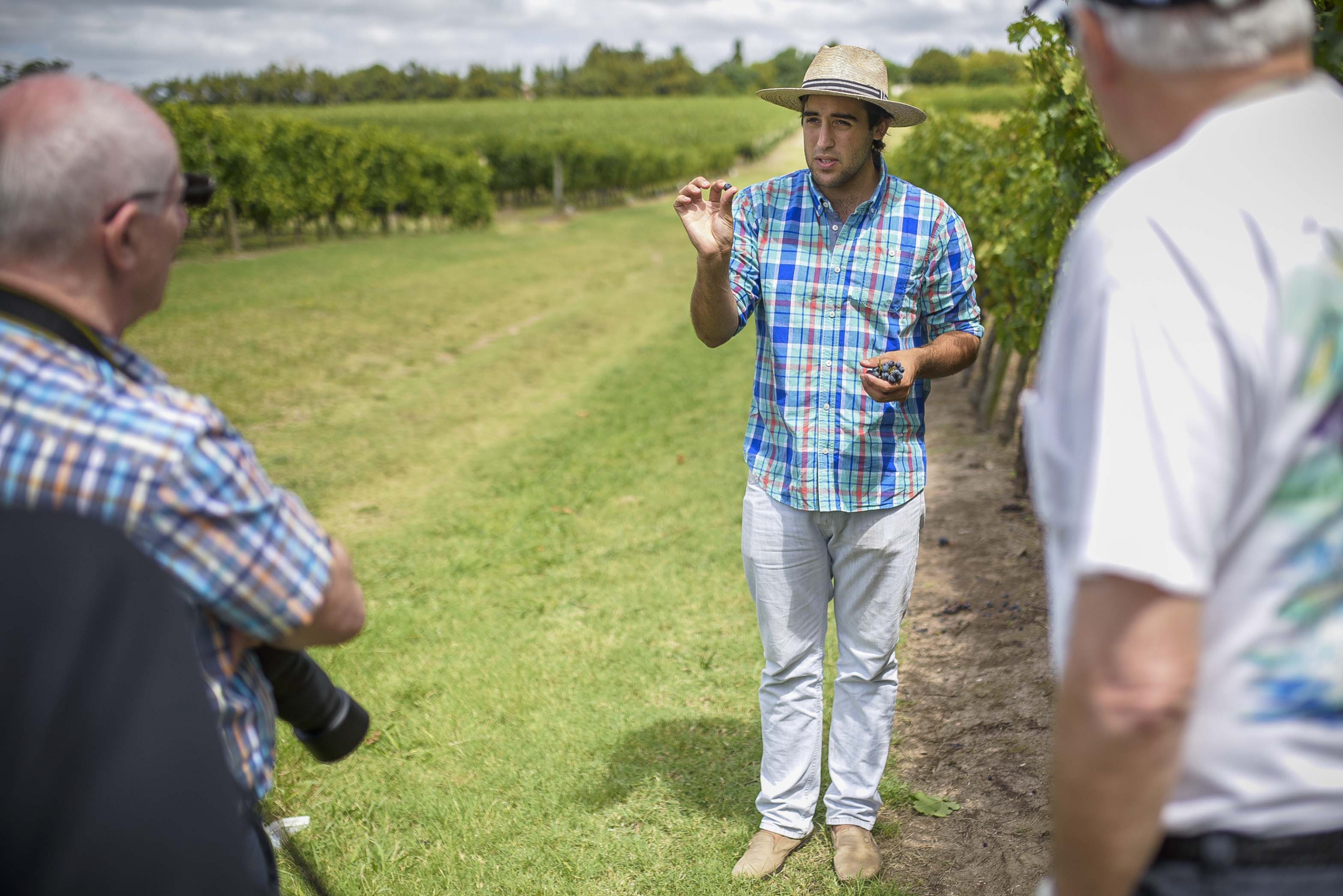 Francisco Pizzorno, durante una de las visitas guíadas que se realizan en la bodega.