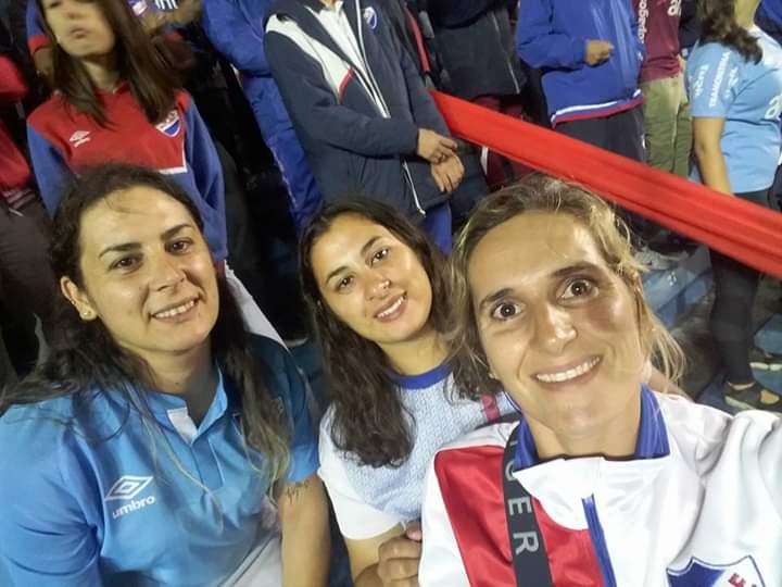 Vanessa, Cecilia y Verónica venden panes para poder ir al estadio