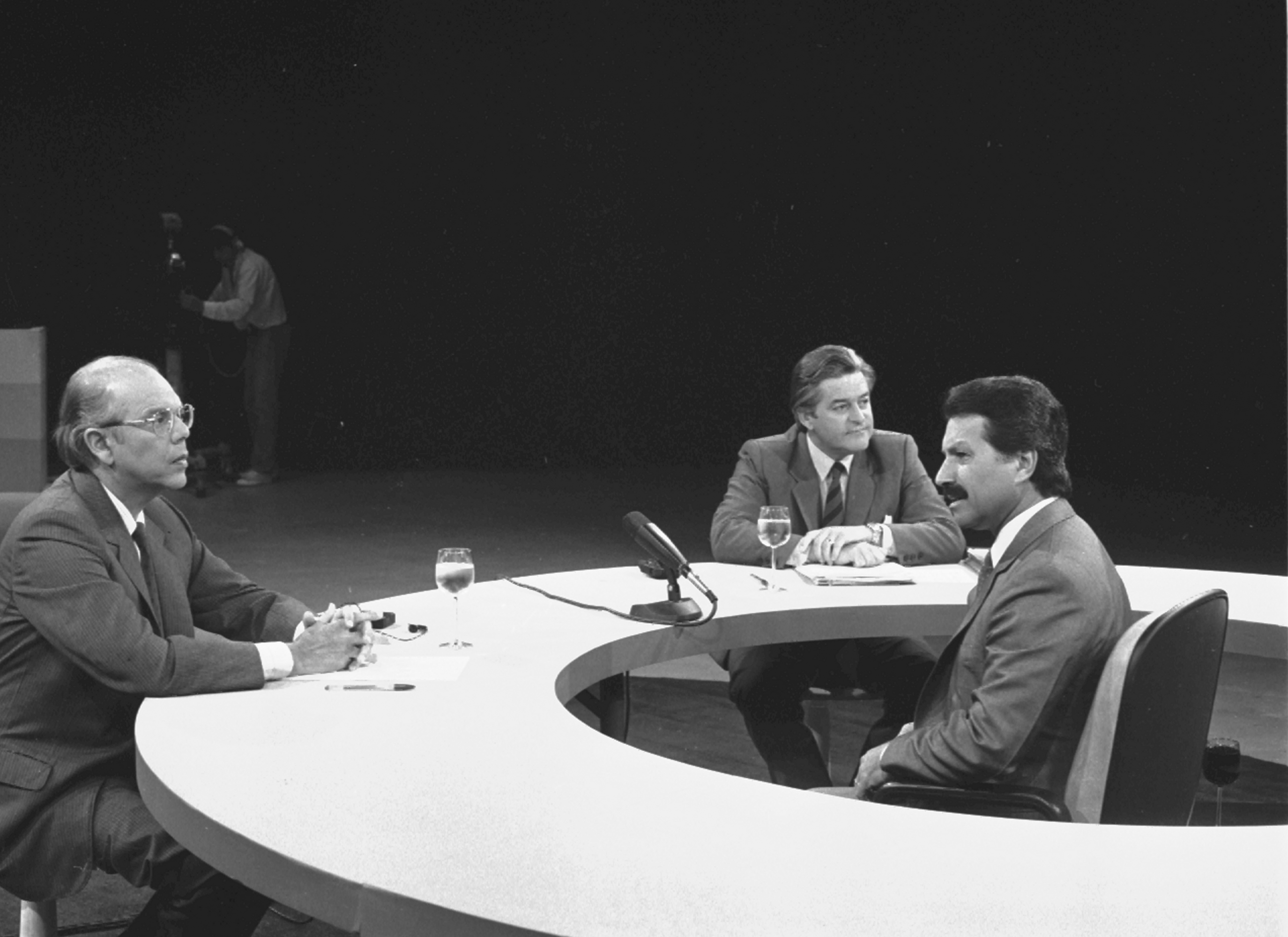 Luis Alberto Lacalle con Jorge Battle en debate por TV en 1989. Foto: Archivo El País