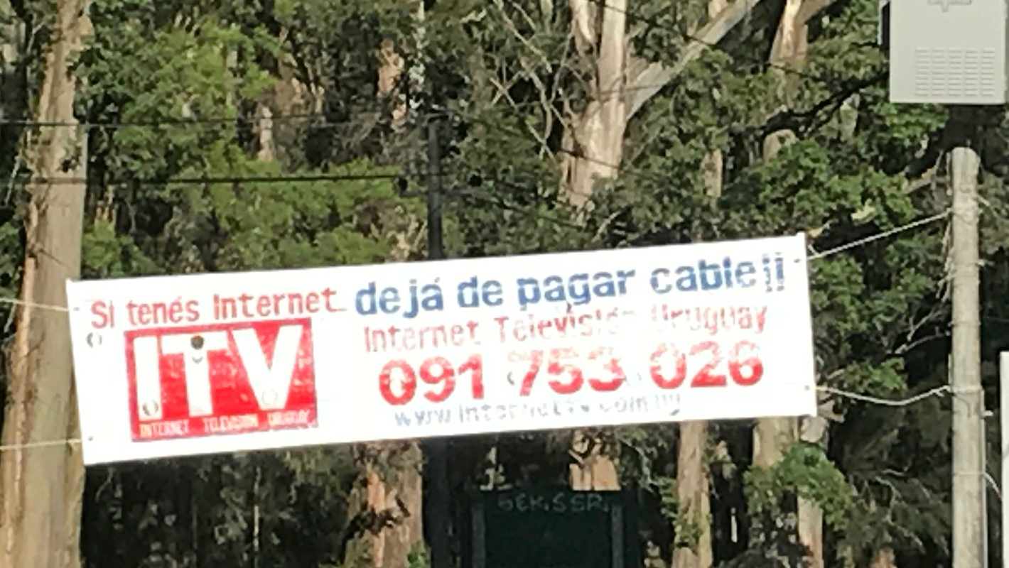 Una pancarta ofreciendo el servicio estuvo en una avenida de El Pinar. Foto: El País