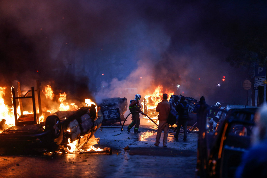 Violenta protesta en París por aumento de combustibles. Foto:AFP