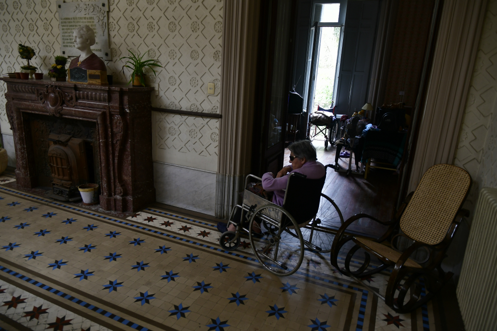 Decenas de habitaciones, baños, miradores y un enorme jardín con especies únicas implican un gasto enorme cada mes. Foto: F. Ponzetto