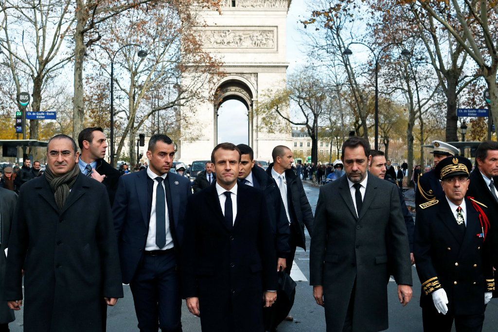 Macron recorrió ayer el Arco del Triunfo, hubo gente que le abucheó. Foto: Reuters