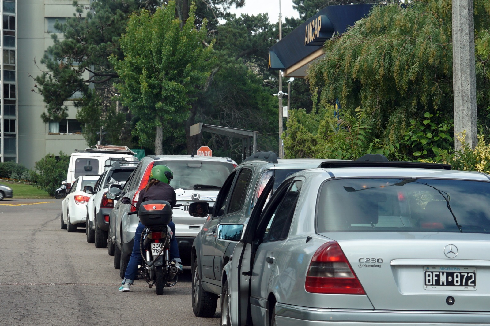 Filas de autos para cargar nafta en Maldonado. Foto: Ricardo Figueredo