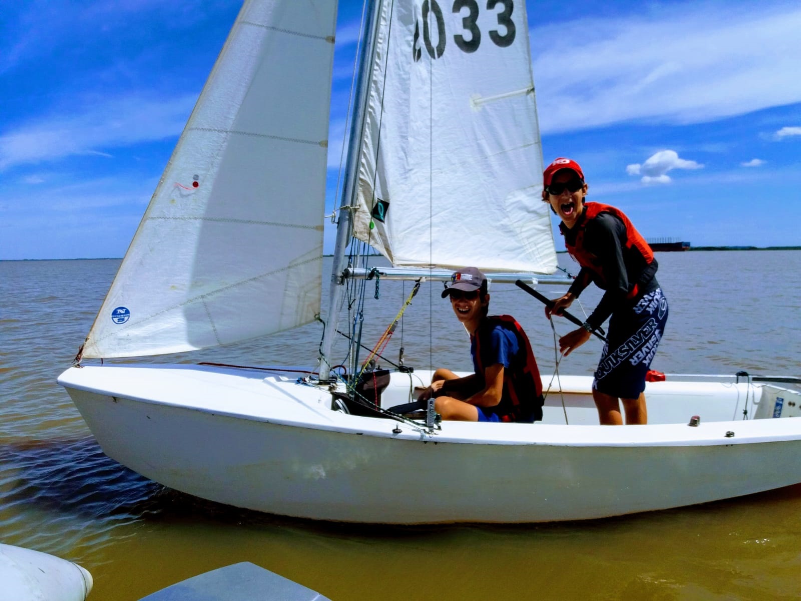 Actividades. Familias de Fray Bentos crearon un club y escuela de vela, por lo que Joaquín y Juan Miguel pasan parte de sus días disfrutando el río.