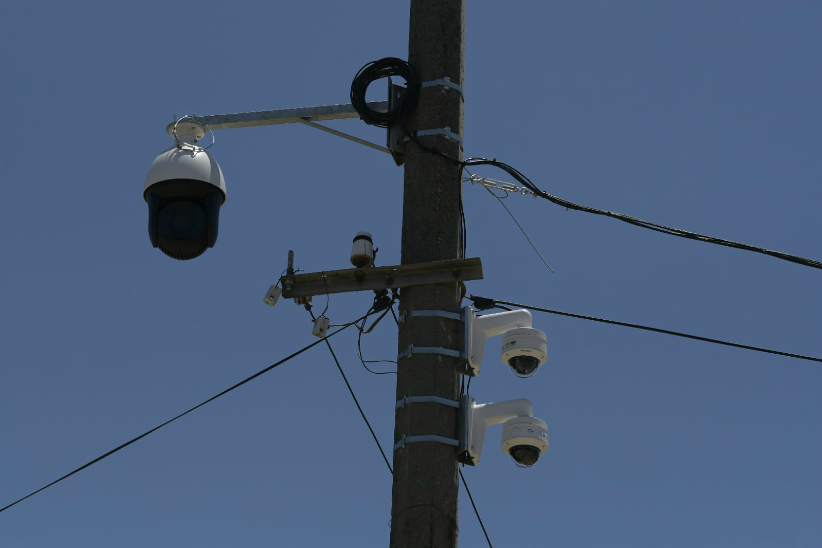 Instalan cámaras de videovigilancia en Los Palomares. Foto: Leonardo Mainé.