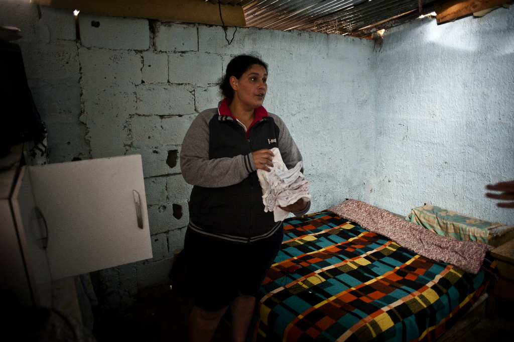 Las prendas que tiene por el momento eran de su hermana chica. Foto: Fernando Ponzetto