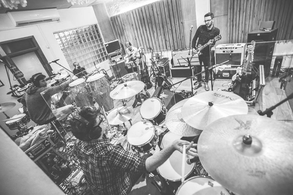 El año que viene lanzarán el primer material con su propio sello.