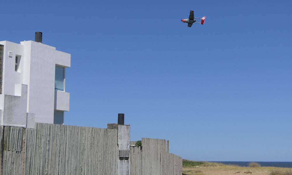 Mancha de petróleo en la costa de José Ignacio. Foto: Ricardo Figueredo