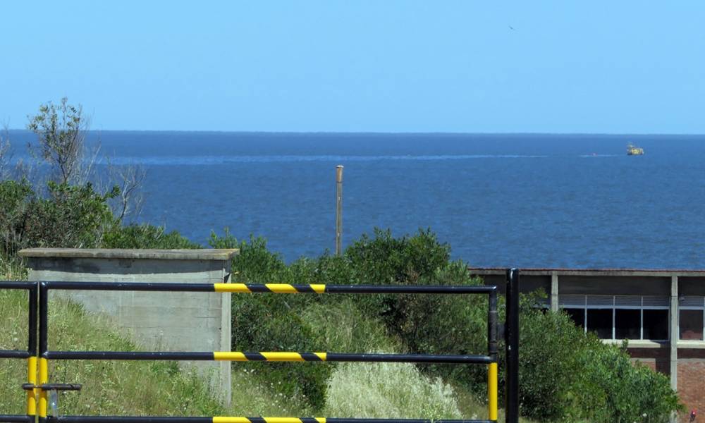 Mancha de petróleo en la costa de José Ignacio. Foto: Ricardo Figueredo