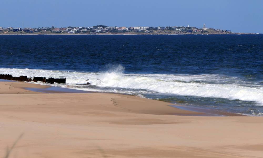 Mancha de petróleo en la costa de José Ignacio. Foto: Ricardo Figueredo