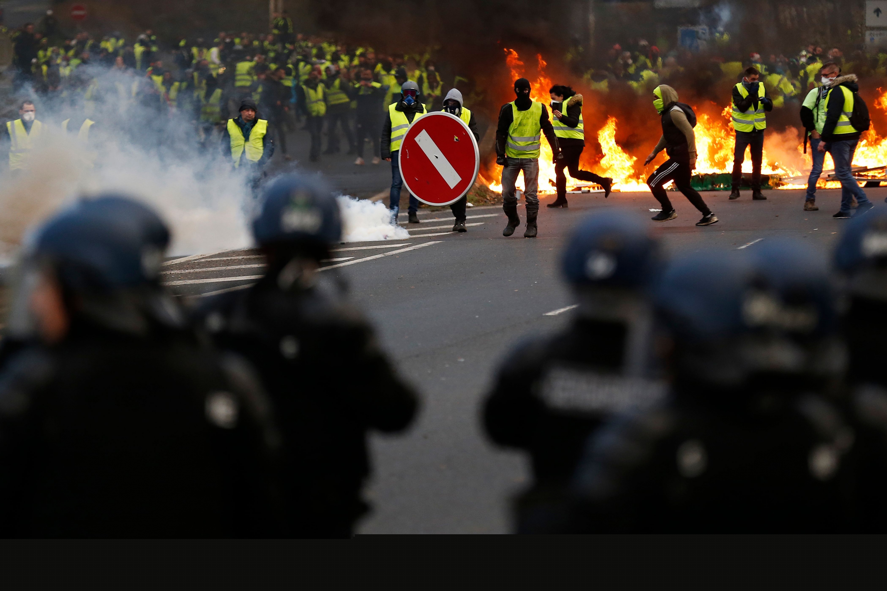 Manifestantes chocan con las fuerzas policiales en la ciudad de Mondeville. Foto: AFP