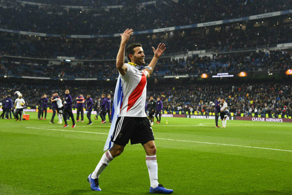 Camilo Mayada festejando con la bandera de Uruguay