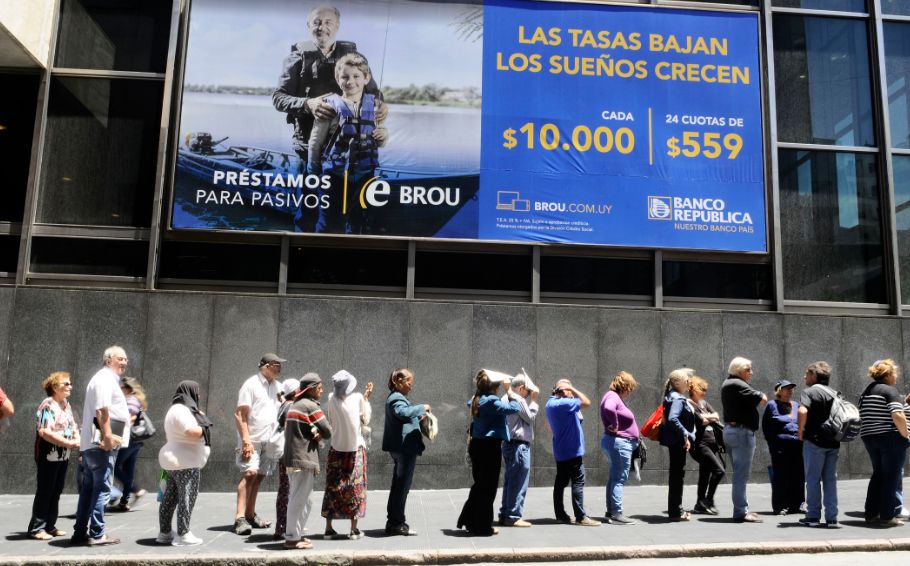 Jubilados esperan para solicitar créditos. Foto: Darwin Borrelli