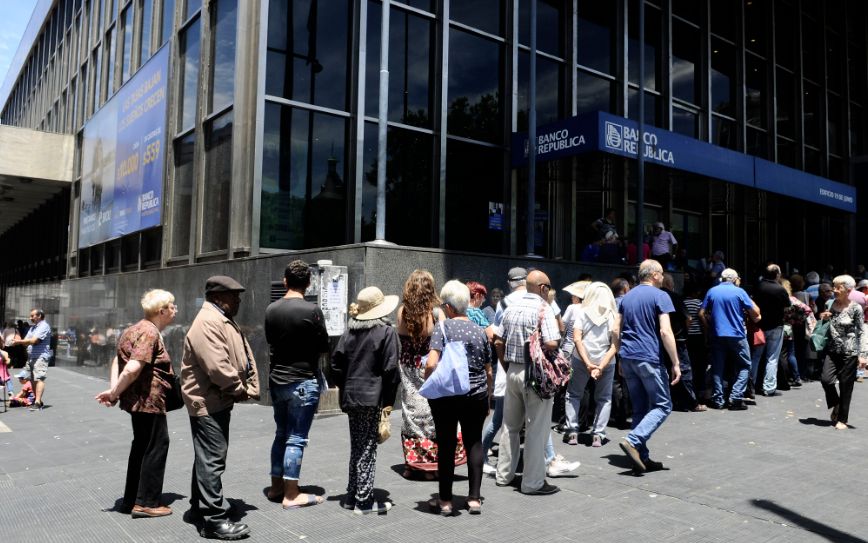 Jubilados esperan para solicitar créditos. Foto: Darwin Borrelli