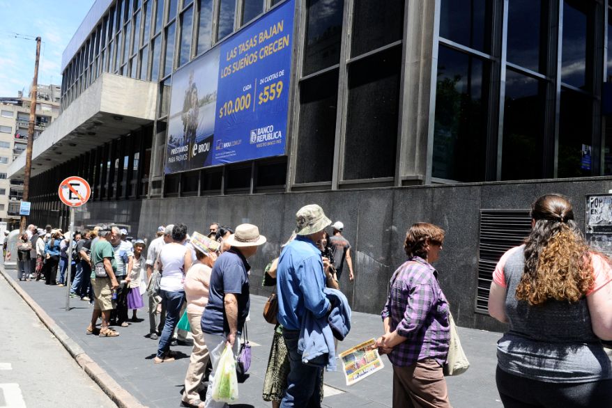 Jubilados esperan para solicitar créditos. Foto: Darwin Borrelli