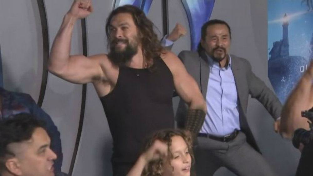 Jason Momoa interpreta un haka